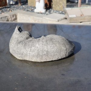 Steinfigur Katze eingerollt mit grobem Fell